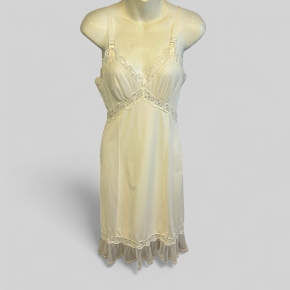 Vintage "Movie Star" white lace pleated midi slip USA made size 34 short nylon - Picture 1 of 15